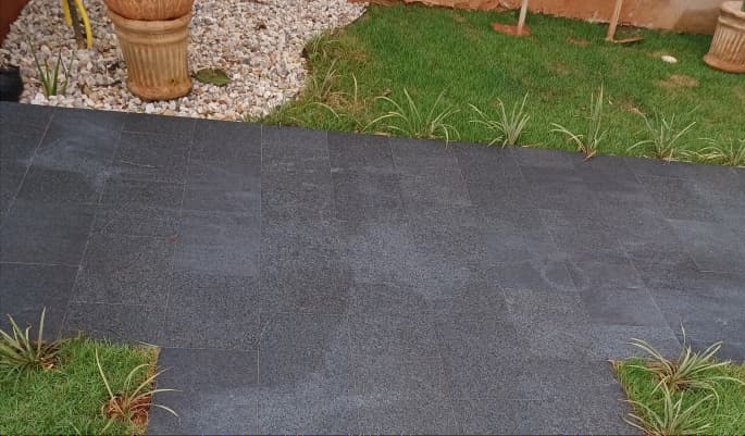 Piso Granito Preto Escovado 01
